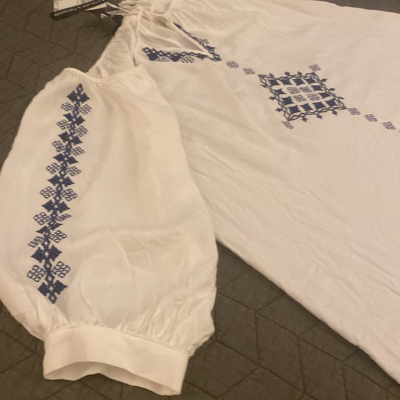 New Boho white and blue embroidered peasant top - Picture 5 of 7